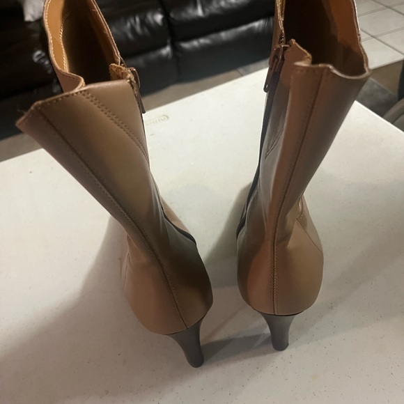 Chic Tan Leather Heeled‎ Boots - Picture 2 of 5